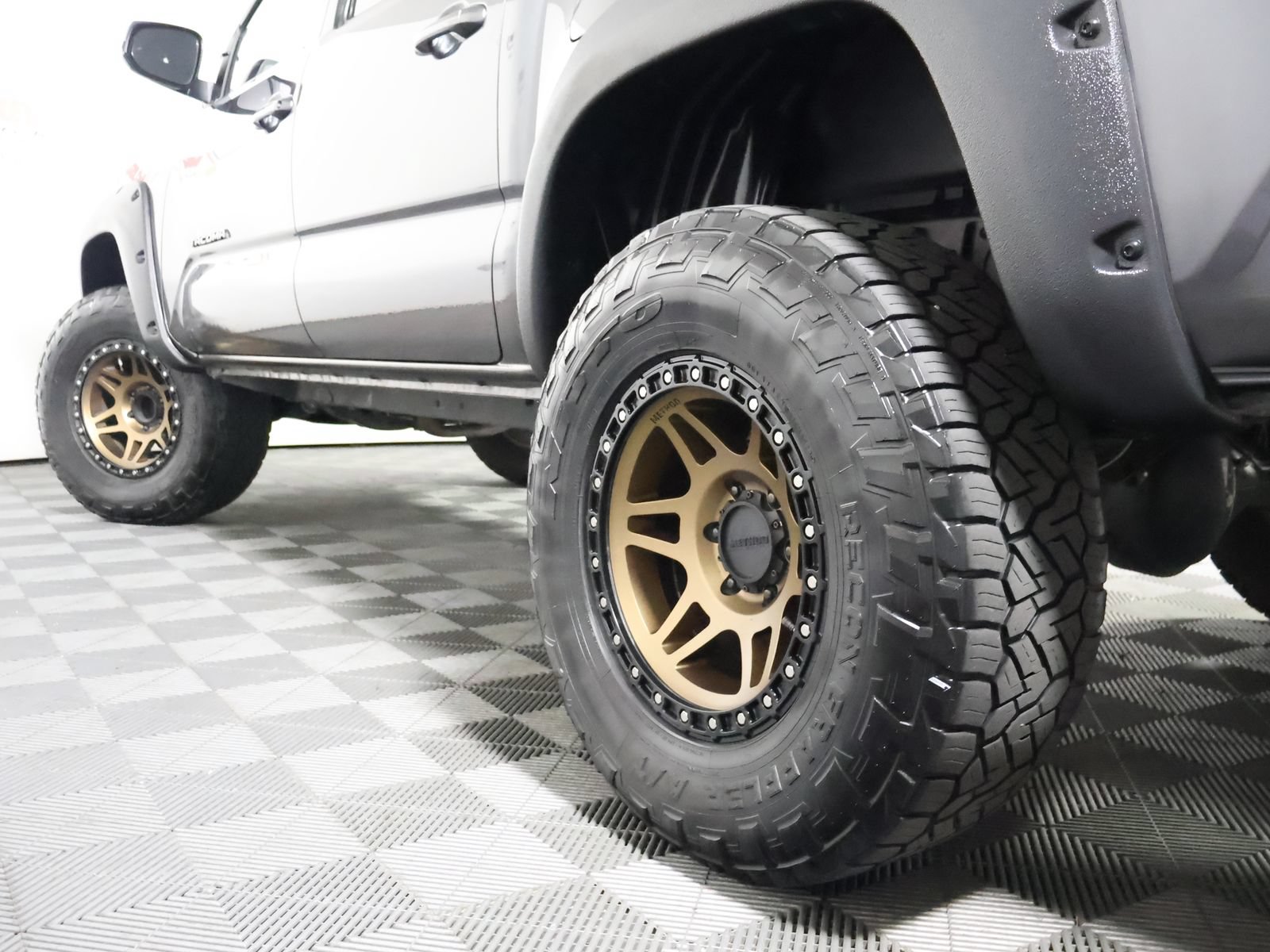 Used 2019 Toyota Tacoma TRD Off-Road w/ Technology Package AWD/4WD image 9