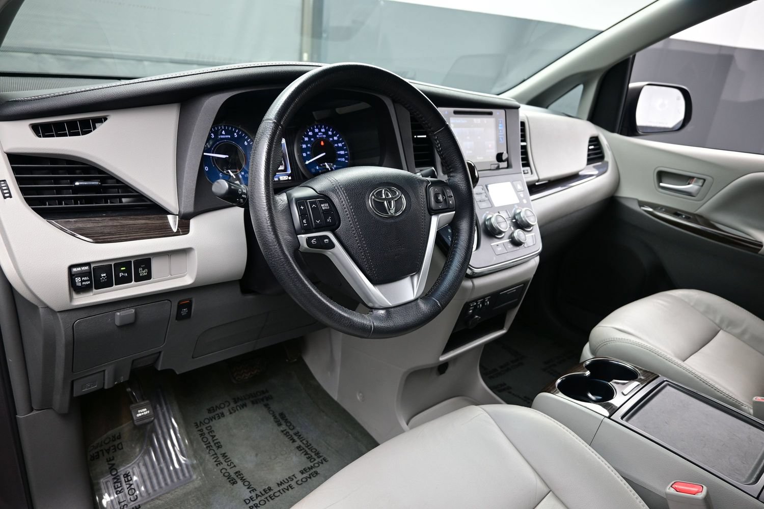 Used 2017 Toyota Sienna XLE w/ XLE Navigation Package FWD image 13