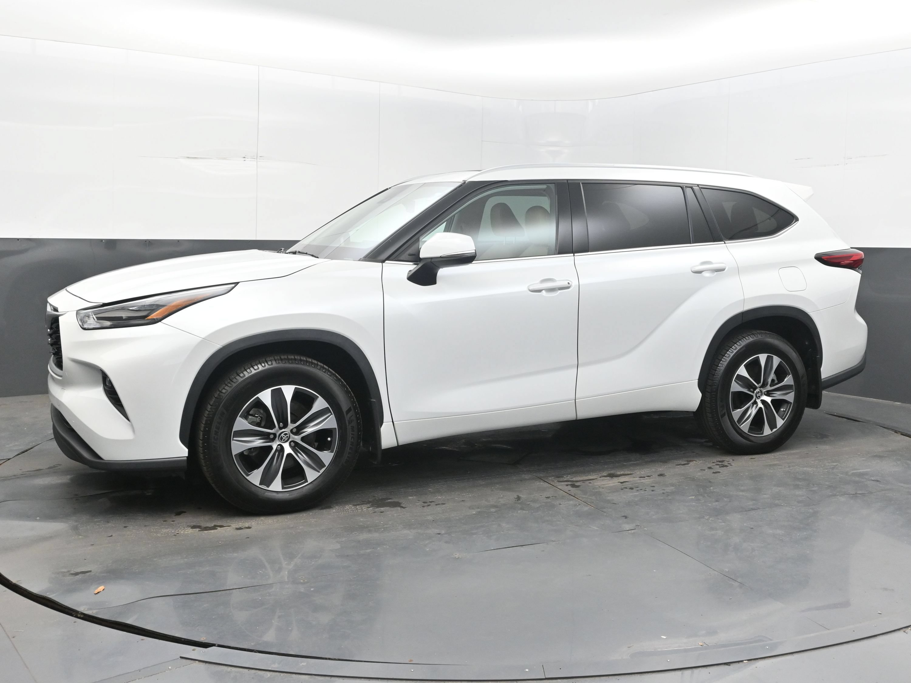 Used 2022 Toyota Highlander XLE AWD/4WD image 5