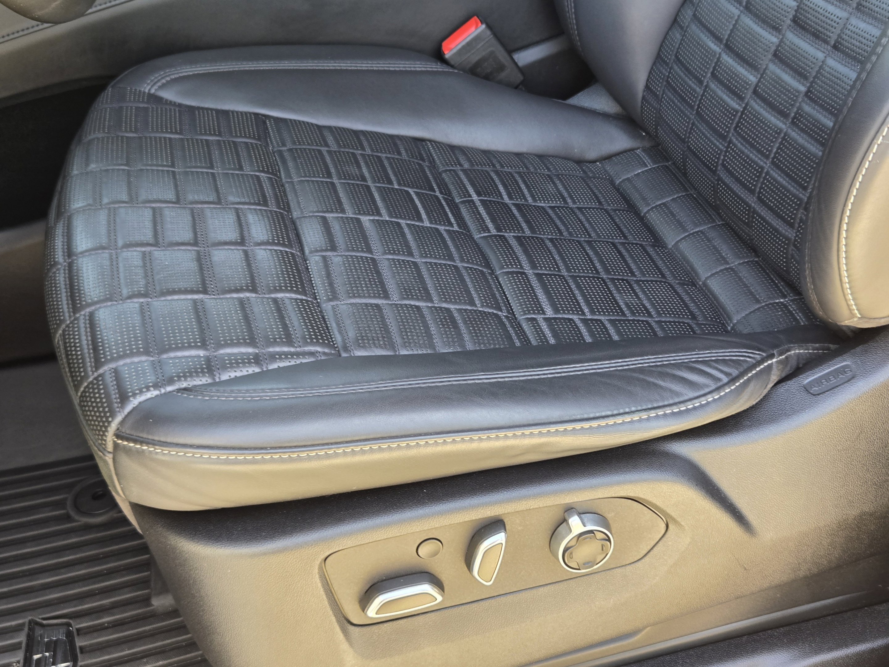 Used 2023 Cadillac Escalade Sport Platinum w/ LPO, Floor Liner Package AWD/4WD image 32