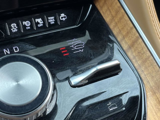 Used 2023 Jeep Grand Wagoneer Series III AWD/4WD image 39