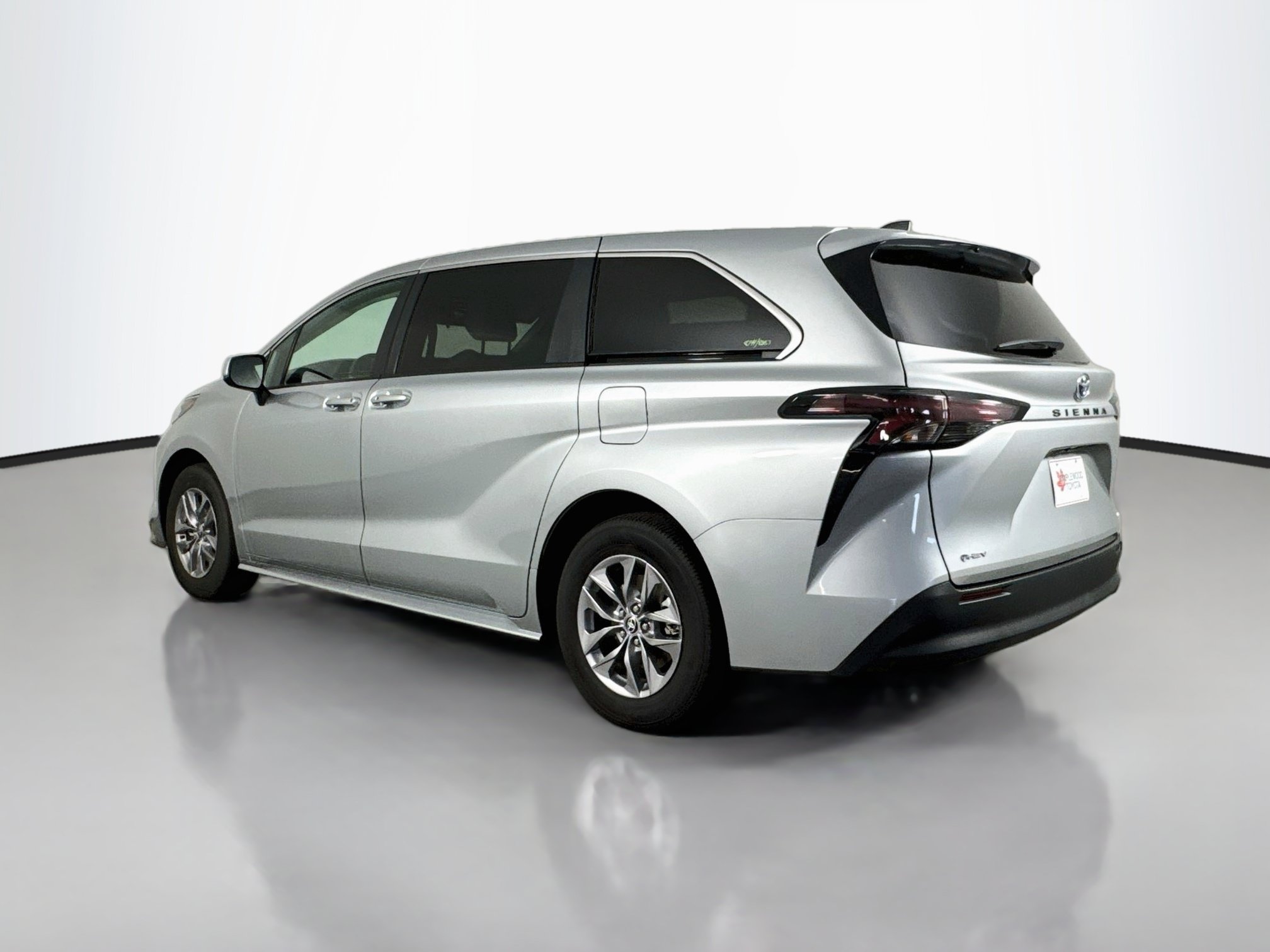 Certified 2025 Toyota Sienna LE FWD image 5