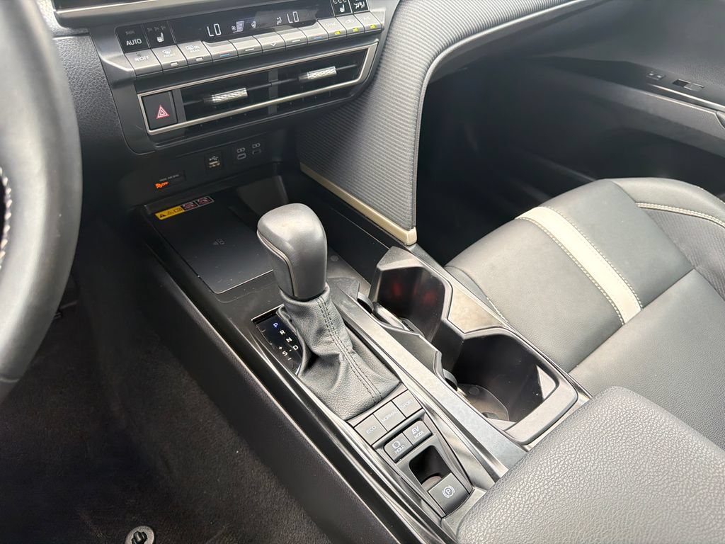 Used 2025 Toyota Camry SE w/ Convenience Package FWD image 33