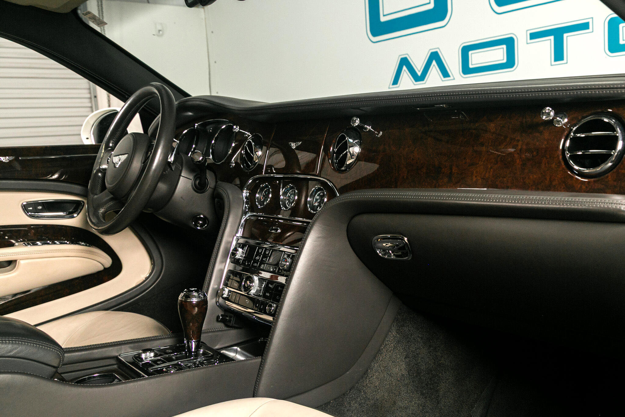 Used 2013 Bentley Mulsanne w/ Premiere Specification Pkg image 36