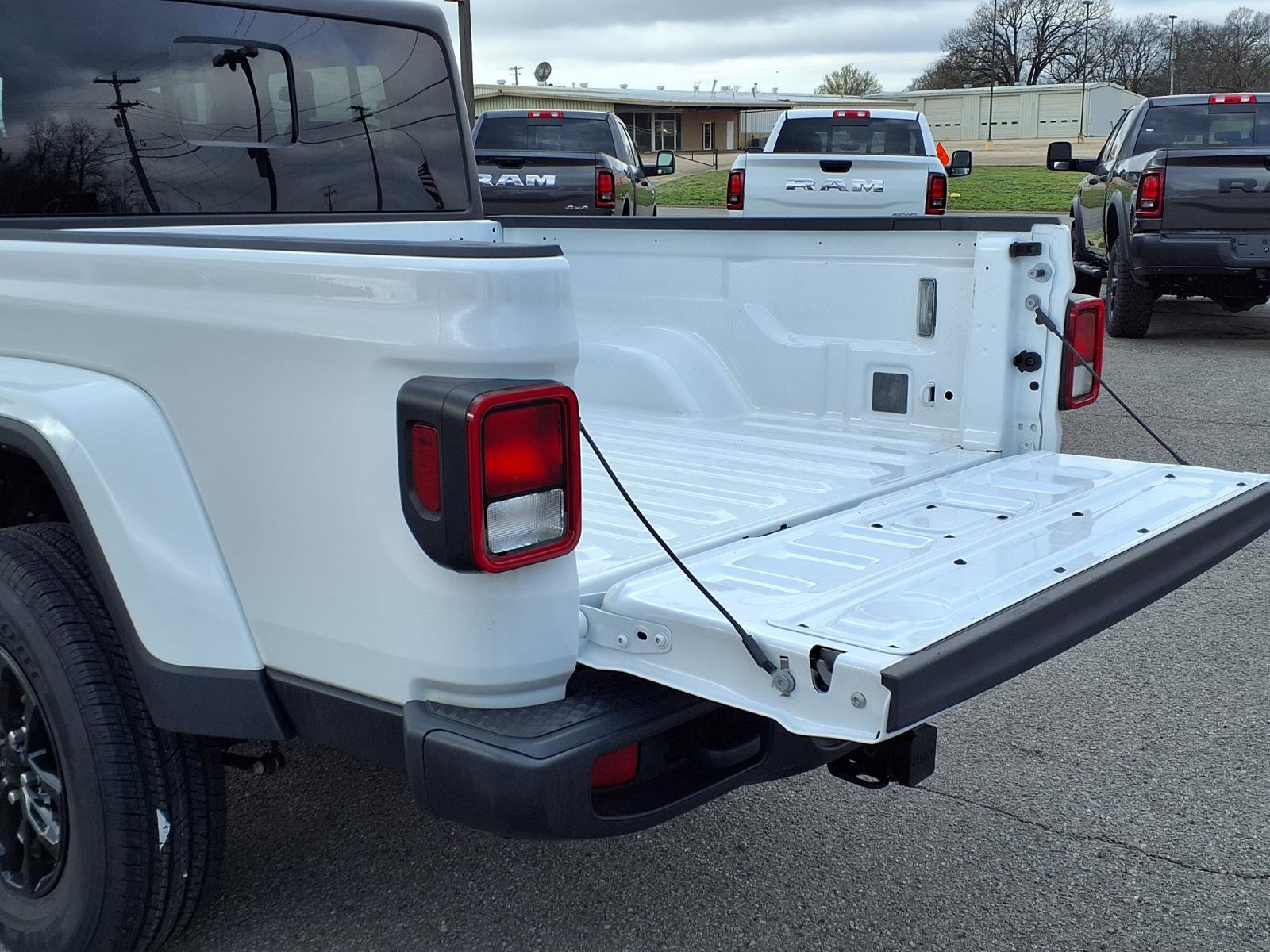 Used 2023 Jeep Gladiator Sport image 16