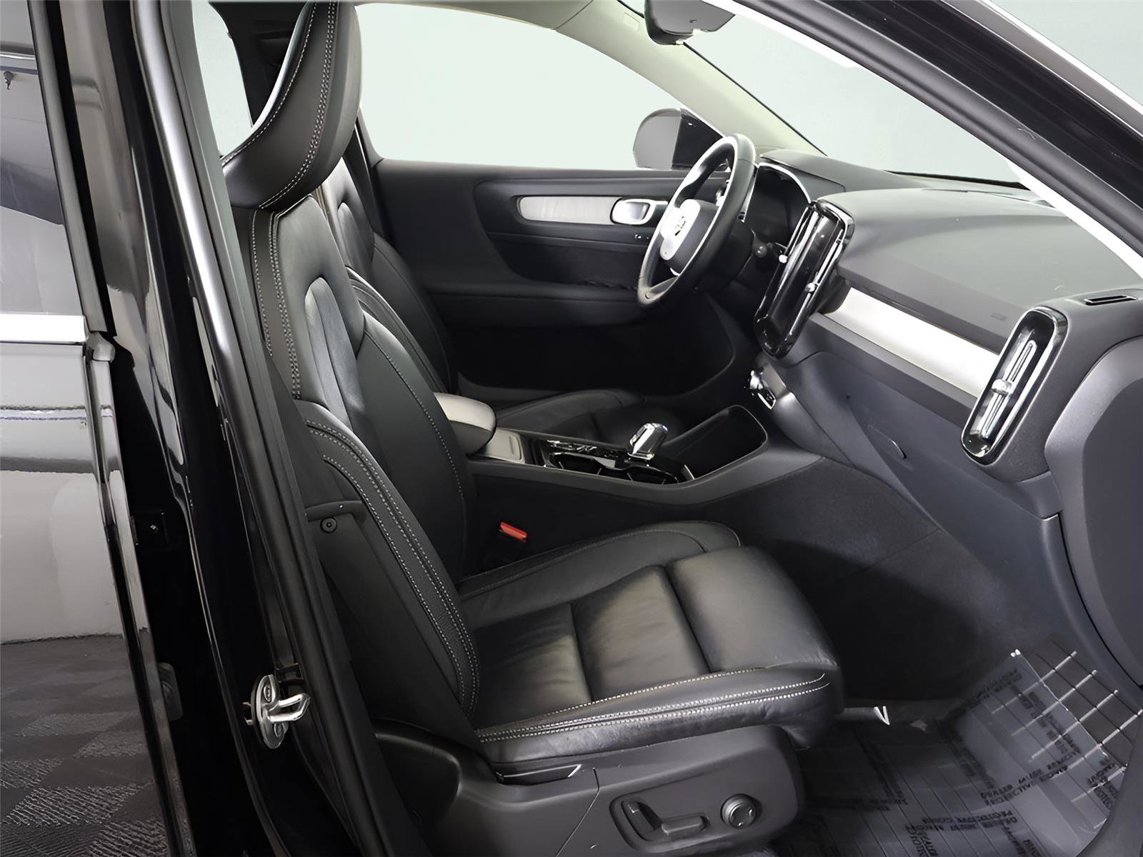 Used 2023 Volvo XC40 B5 Plus w/ Protection Package Premier image 34