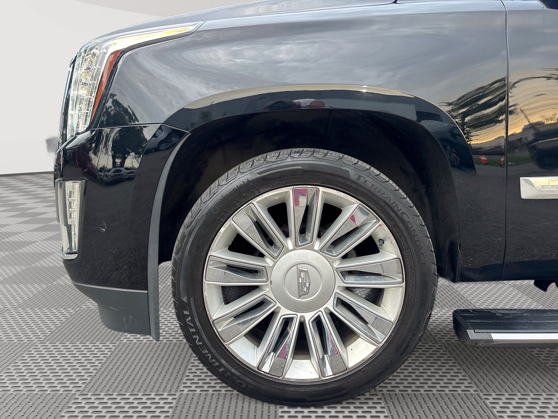 Used 2019 Cadillac Escalade ESV Platinum AWD/4WD image 18