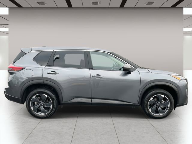 Used 2025 Nissan Rogue SV image 2