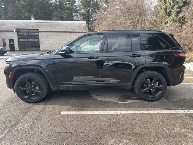 Used 2023 Jeep Grand Cherokee Altitude image 2