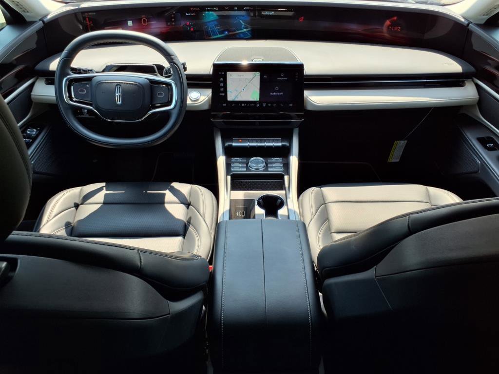 Used 2025 Lincoln Nautilus Premier image 11
