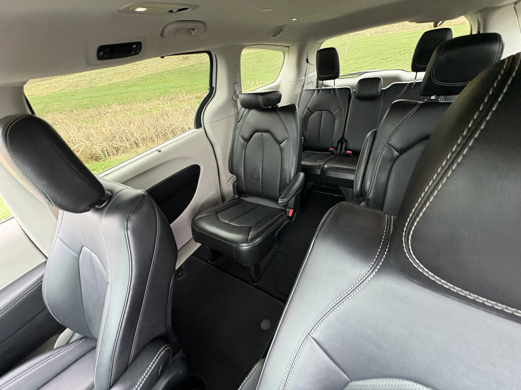 Used 2024 Chrysler Pacifica Touring-L image 34