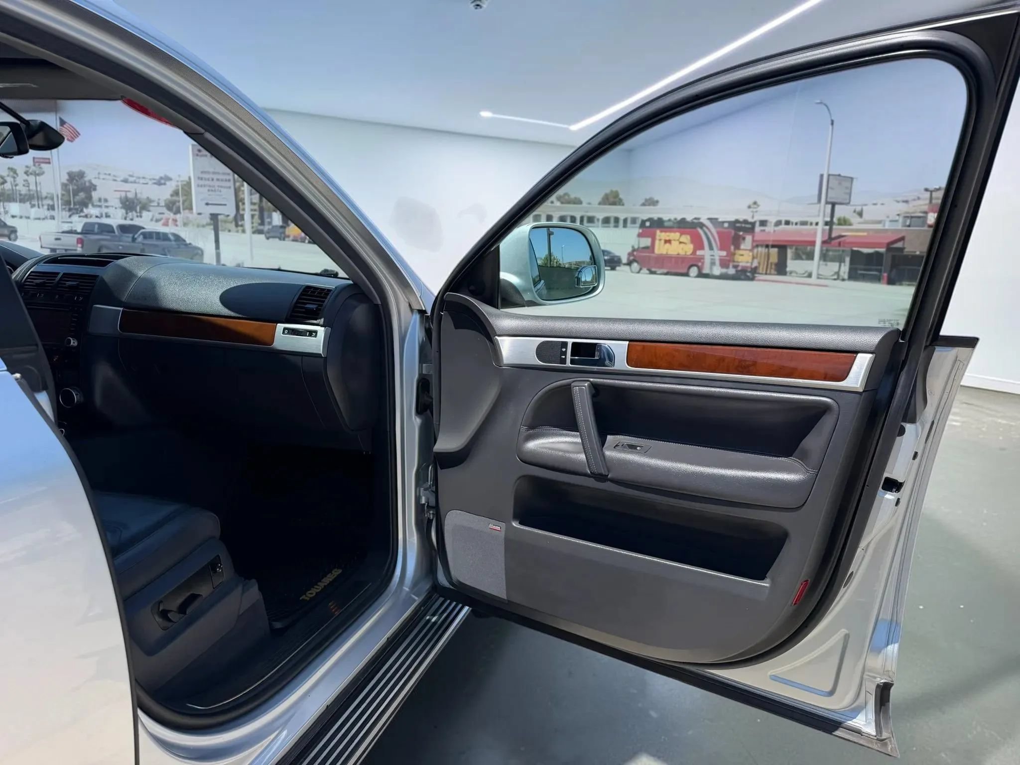 Used 2008 Volkswagen Touareg V6 AWD/4WD image 24