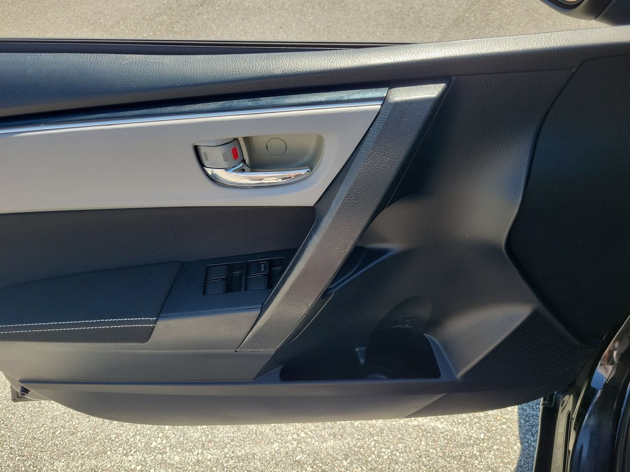 Used 2019 Toyota Corolla LE FWD image 13
