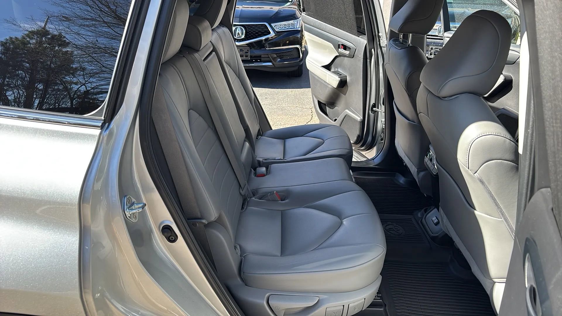 Used 2023 Toyota Highlander XLE image 25