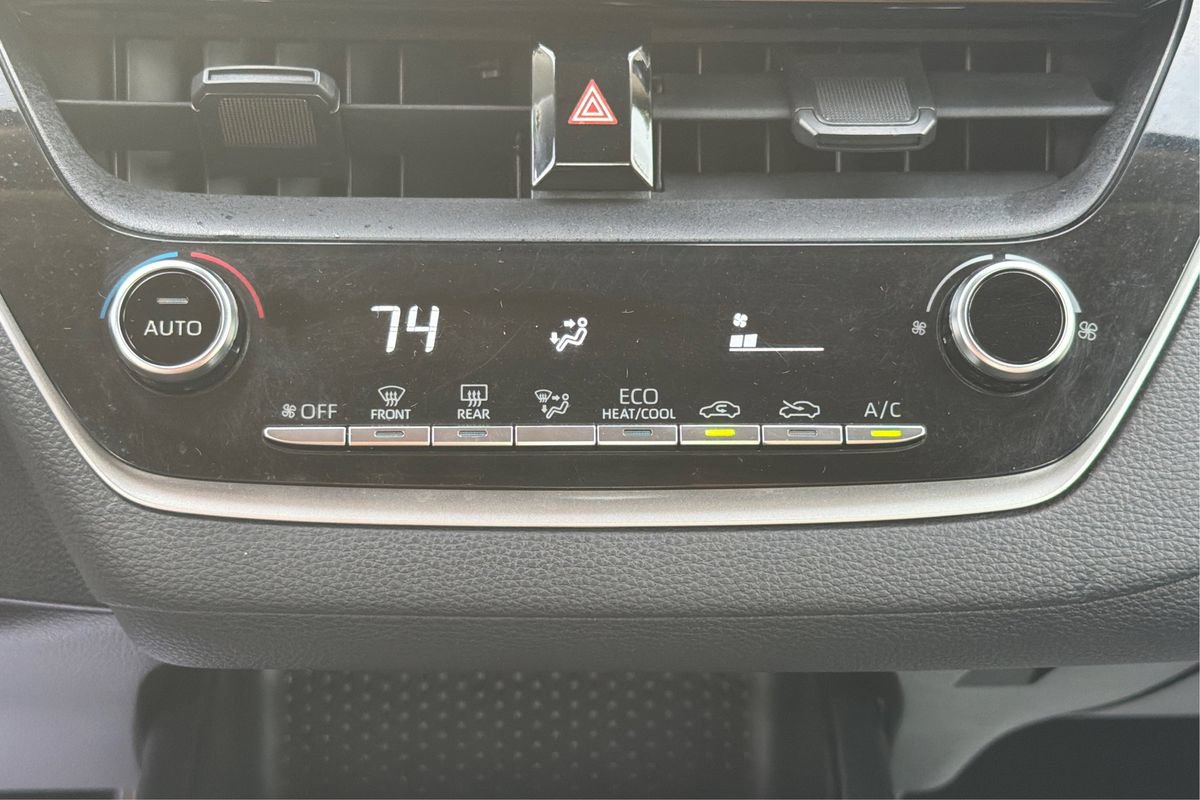 Used 2022 Toyota Corolla LE FWD image 28