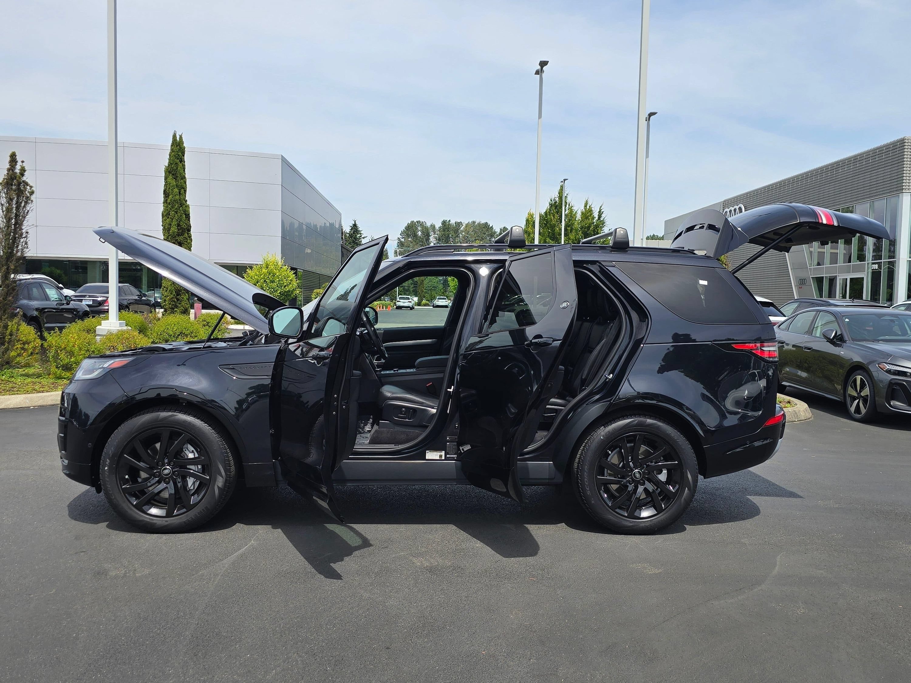 Used 2020 Land Rover Discovery Landmark AWD/4WD image 11