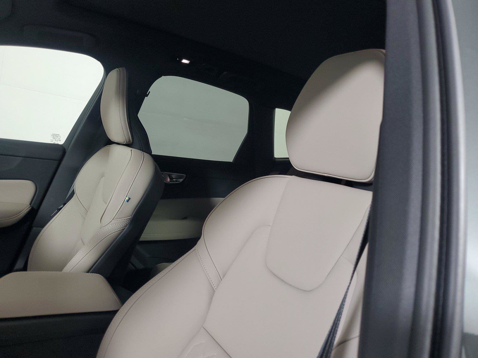 New 2027 Volvo XC60 B5 Plus AWD/4WD image 23