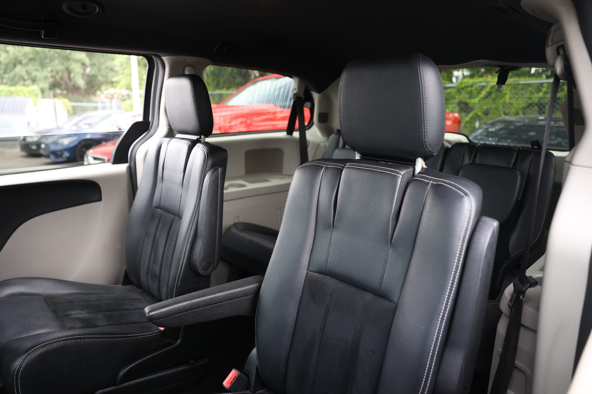 Used 2018 Dodge Grand Caravan SXT FWD image 12