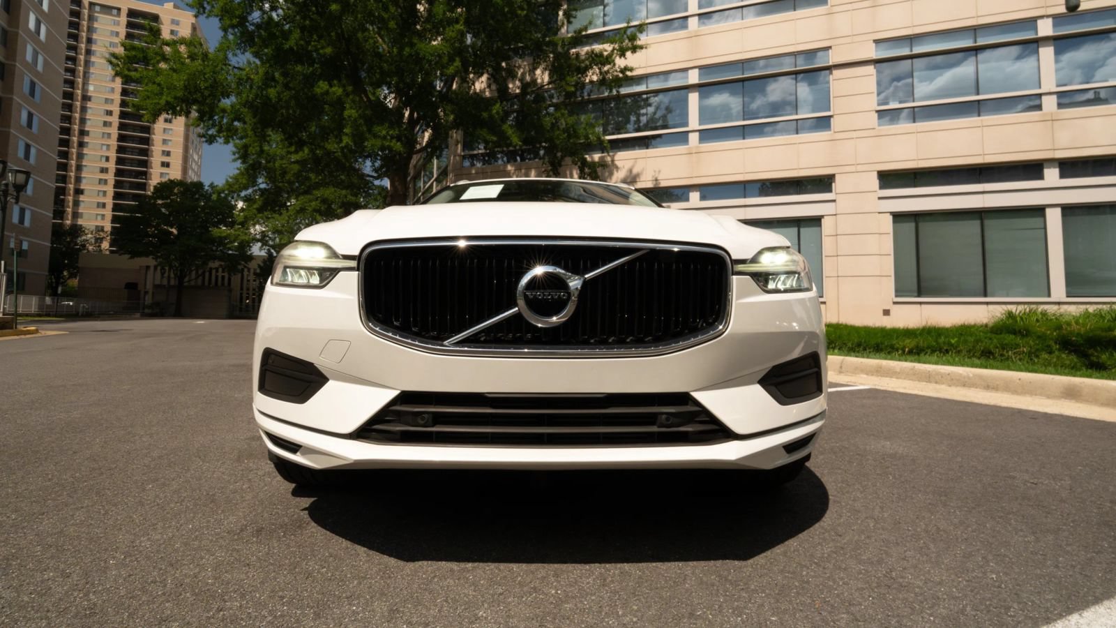 Used 2019 Volvo XC60 T5 Momentum w/ Multimedia Package AWD/4WD image 9