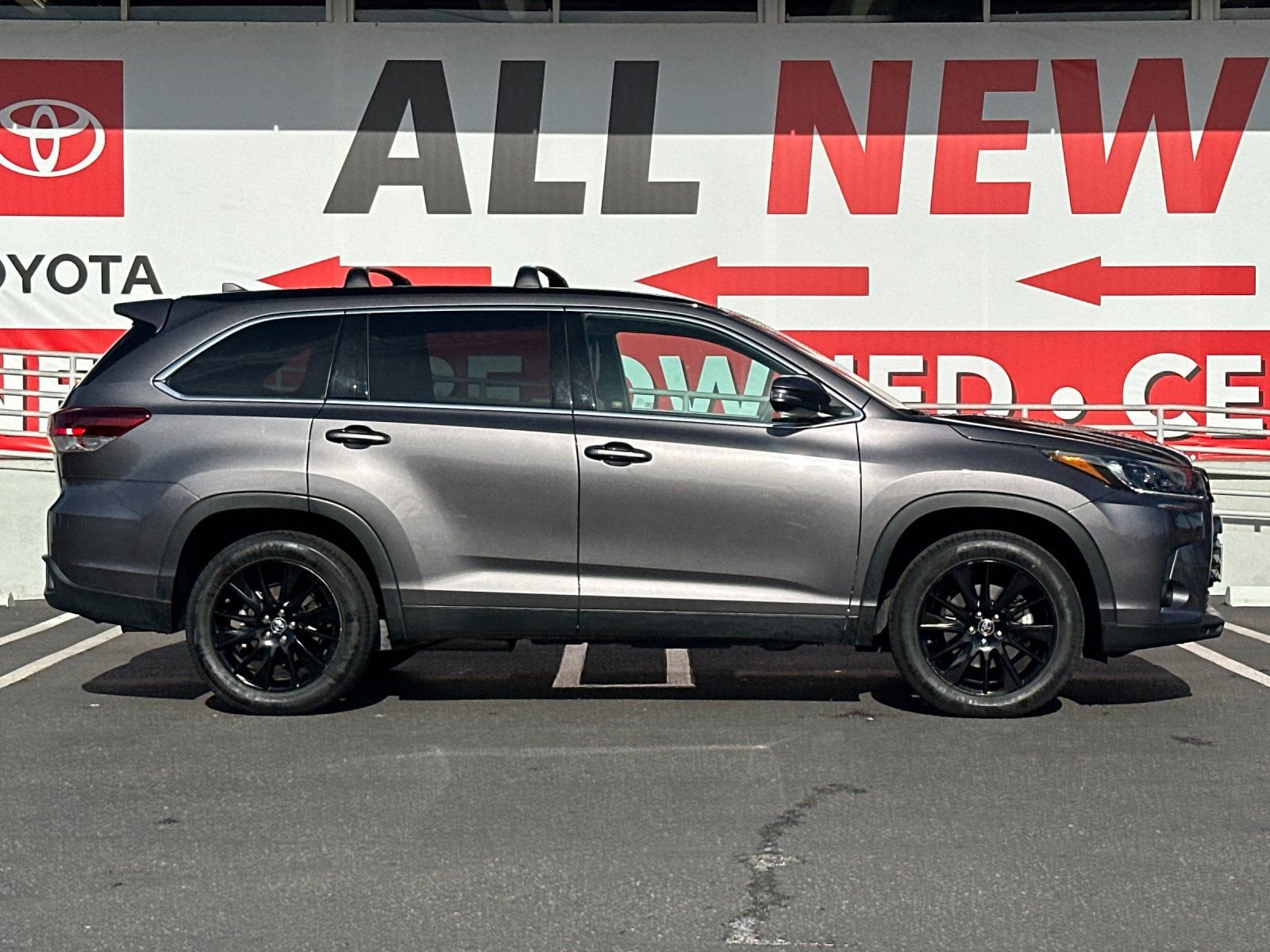 Used 2019 Toyota Highlander SE FWD image 6