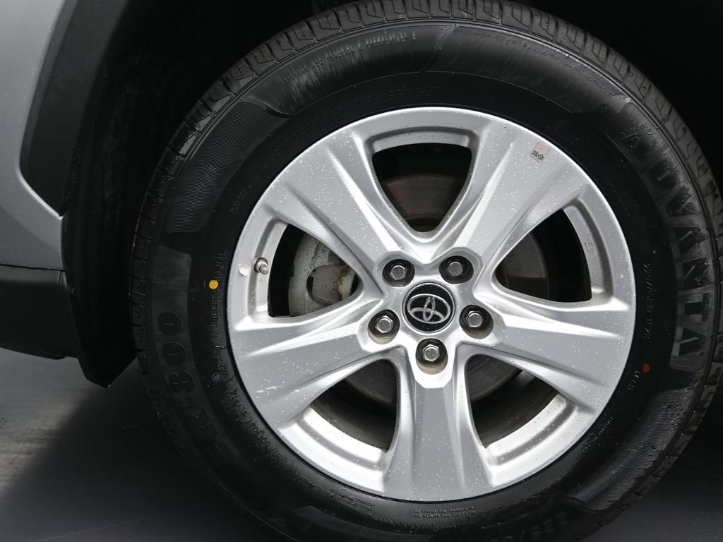 Used 2021 Toyota RAV4 LE image 9