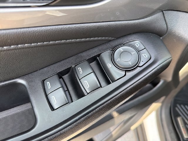 Used 2022 Chevrolet Traverse LT FWD image 17
