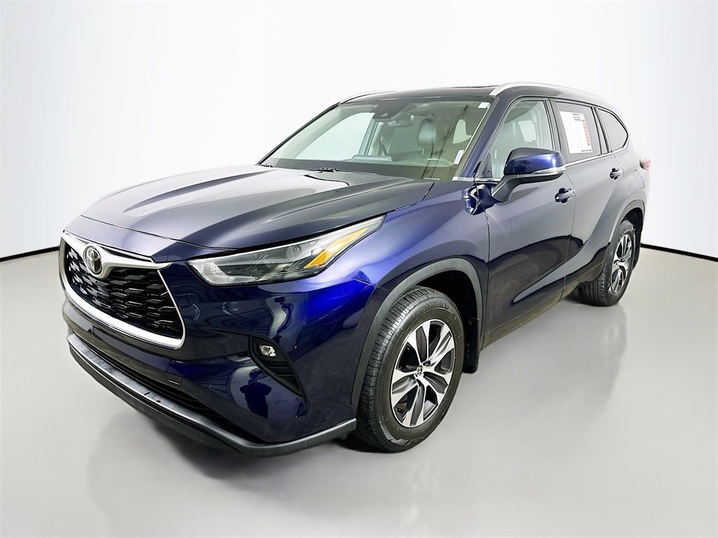 Used 2022 Toyota Highlander XLE image 3