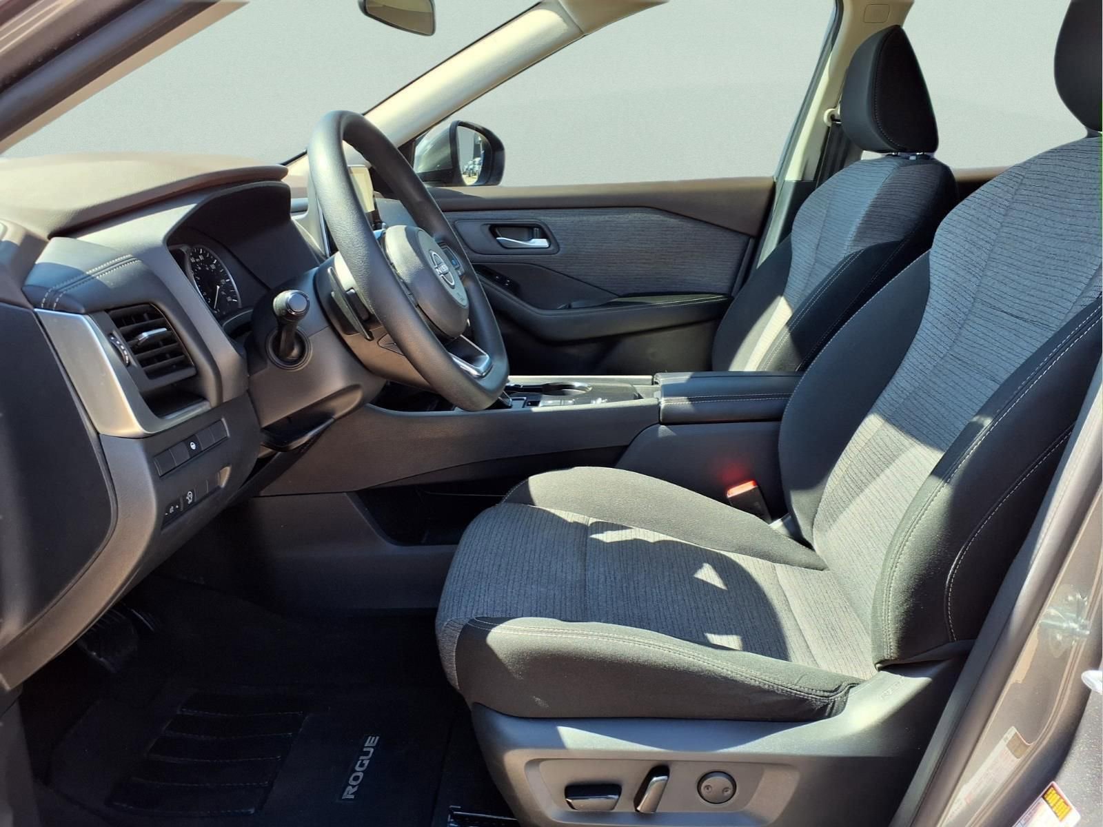 Used 2023 Nissan Rogue SV image 11