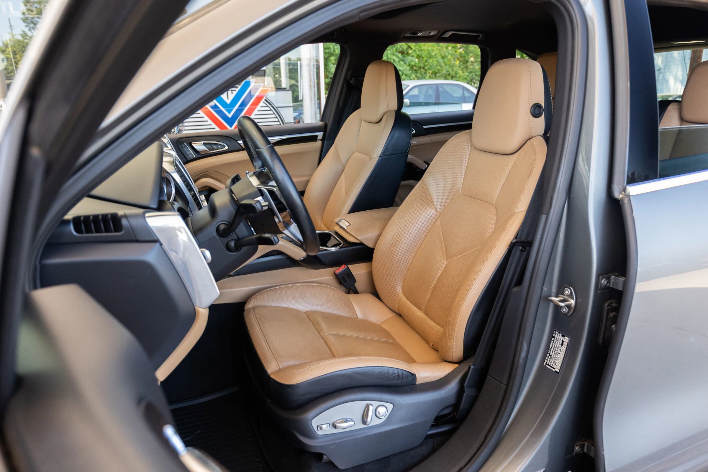 Used 2016 Porsche Cayenne w/ Premium Package AWD/4WD image 16
