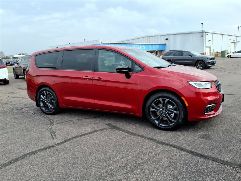 New 2026 Chrysler Pacifica Select image 2