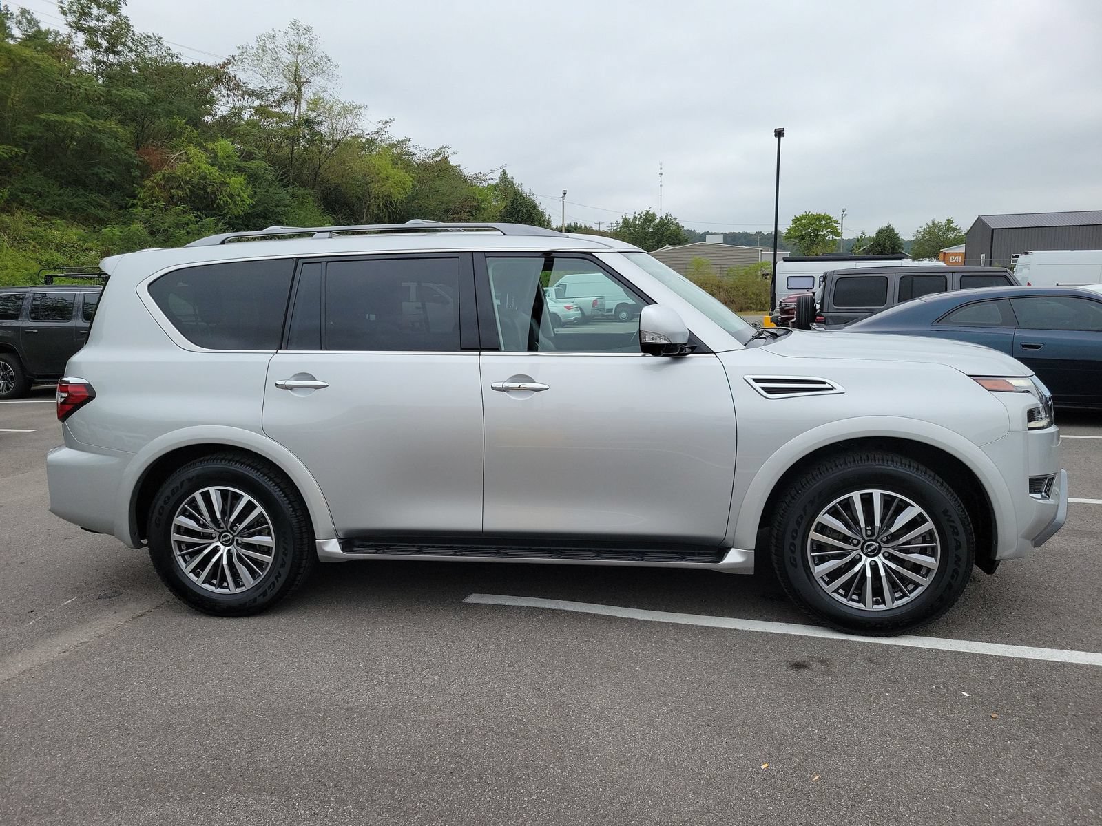 Used 2023 Nissan Armada SL w/ Cargo Package RWD image 2