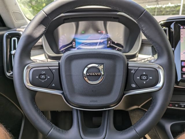 Certified 2025 Volvo XC40 B5 Core AWD/4WD image 33