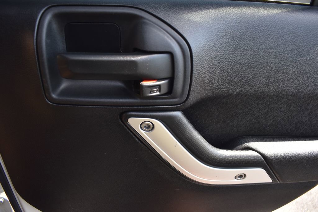 Used 2015 Jeep Wrangler Unlimited Sahara w/ Connectivity Group image 13
