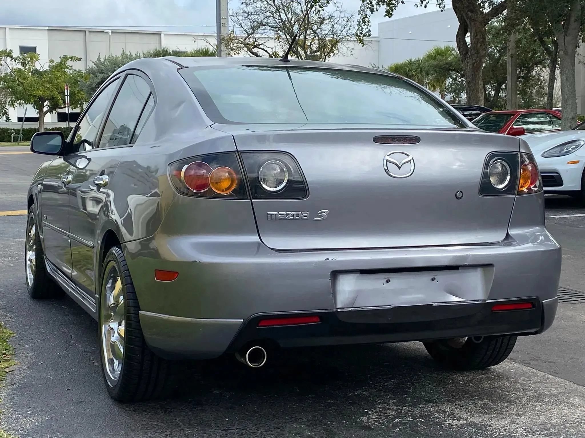 Used 2005 MAZDA MAZDA3 s w/ Moonroof & 6-CD Pkg FWD image 8