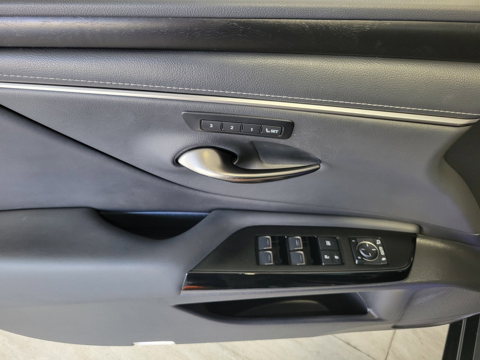 Certified 2023 Lexus ES 300h w/ Premium Package image 20