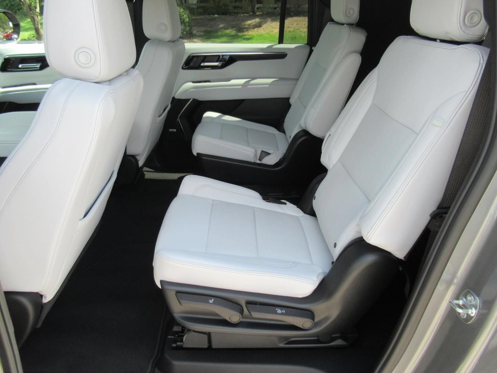 Used 2026 Chevrolet Suburban Premier AWD/4WD image 34