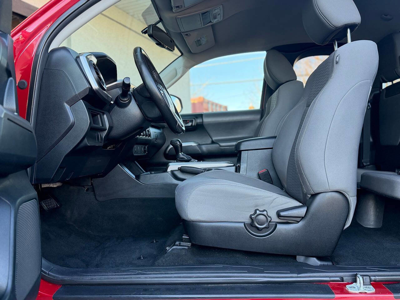 Used 2016 Toyota Tacoma TRD Sport image 4