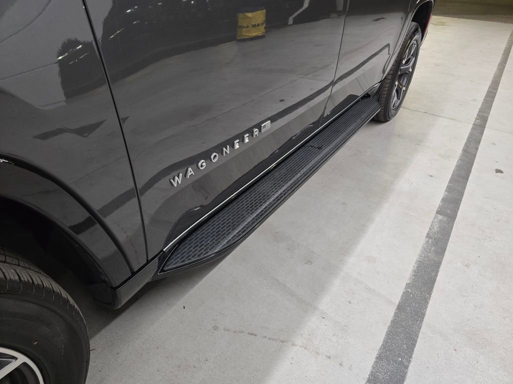 Used 2023 Jeep Wagoneer L Series III w/ Preferred Equipment Group image 10