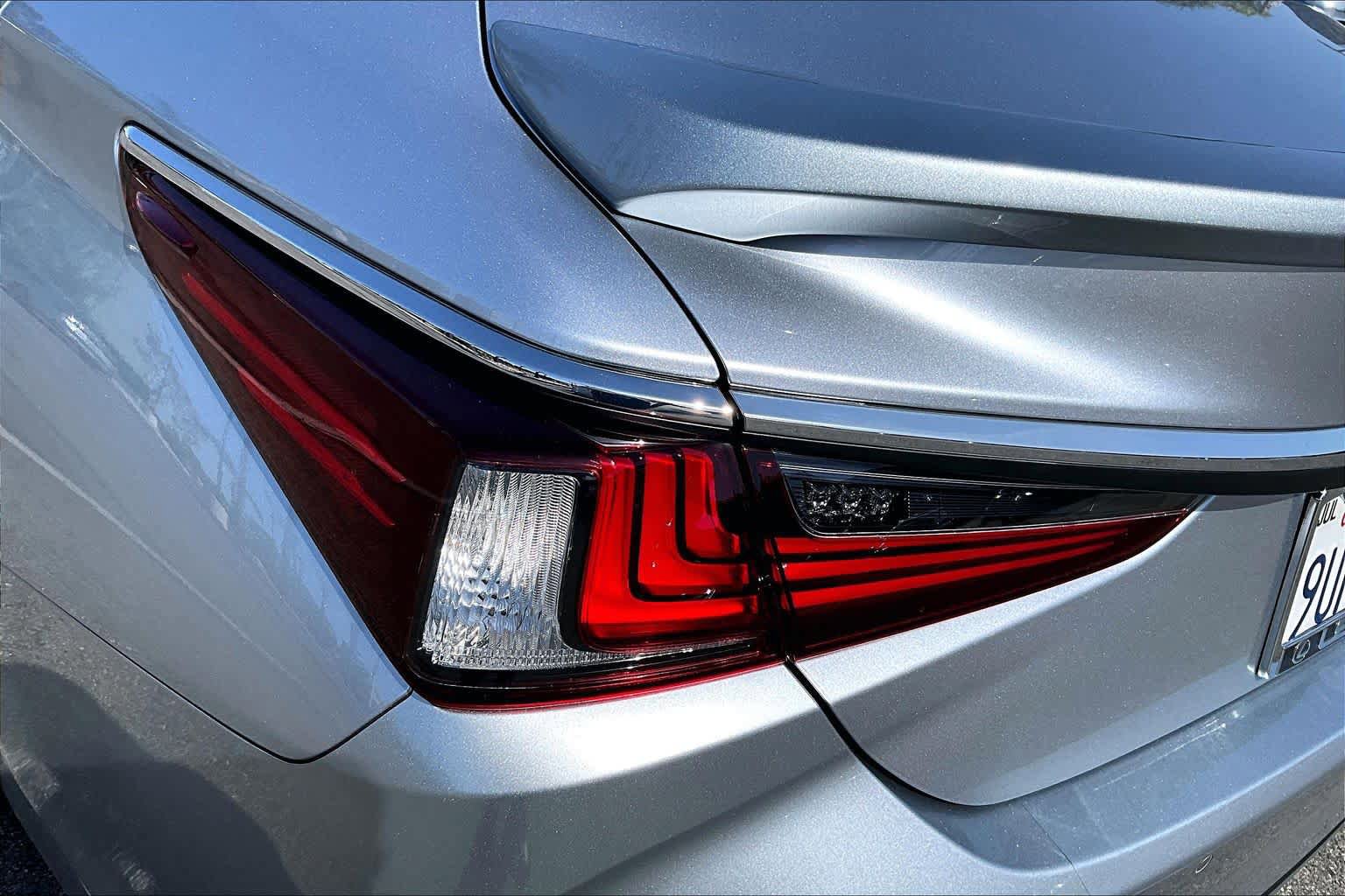 Used 2025 Lexus ES 300h w/ Premium Package FWD image 27