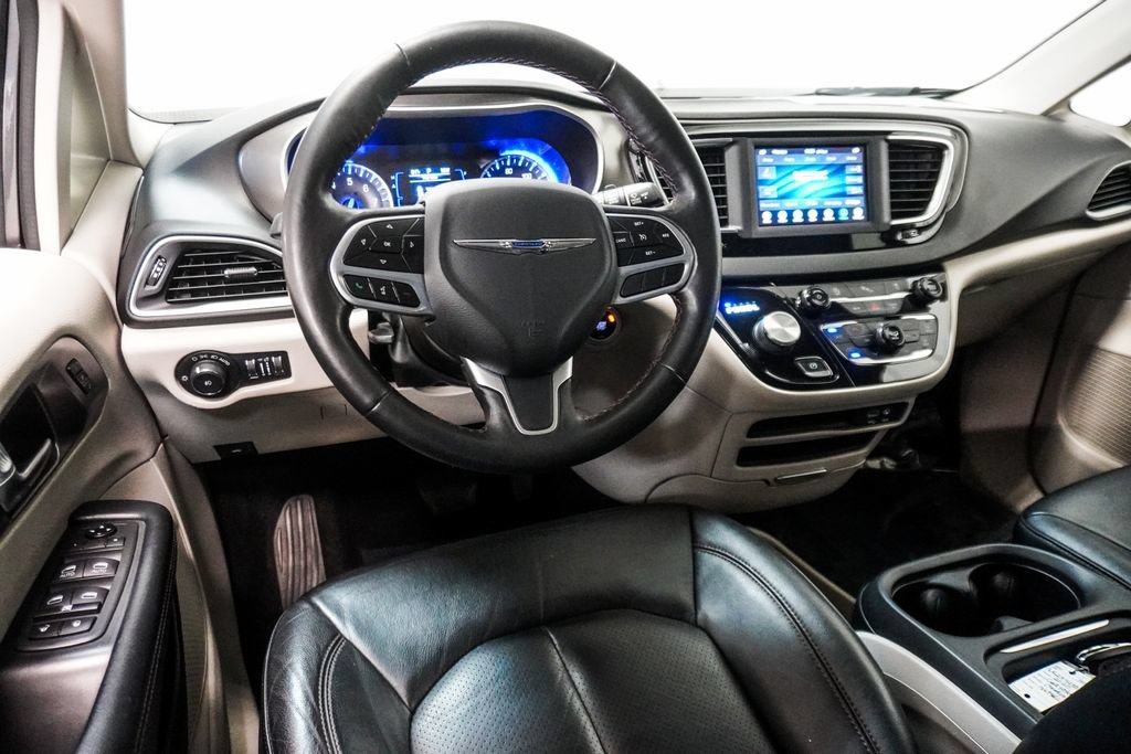 Used 2020 Chrysler Pacifica Touring-L FWD image 13