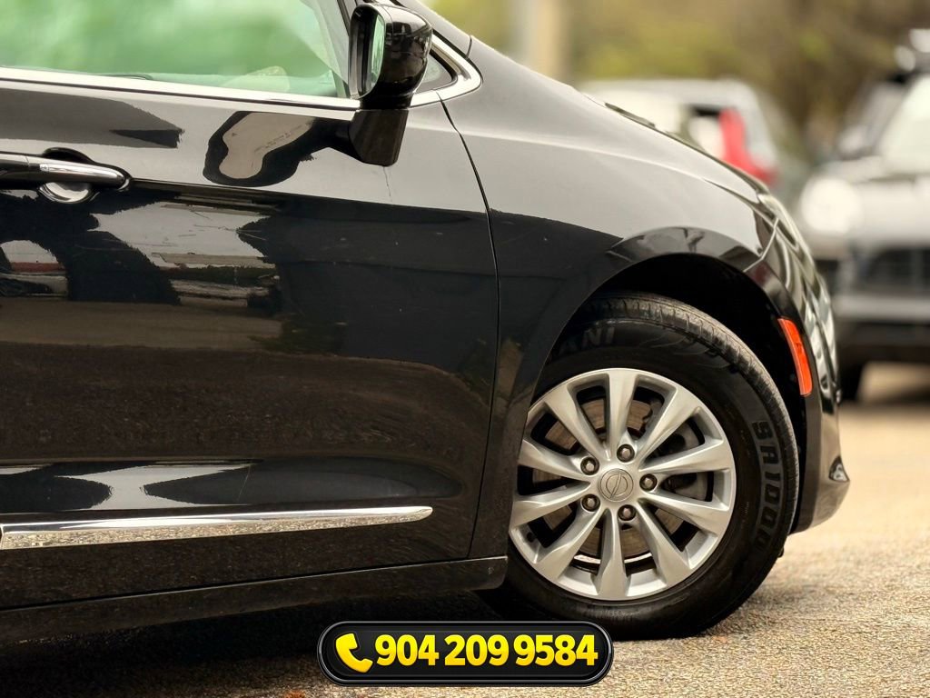Used 2019 Chrysler Pacifica Touring-L image 10