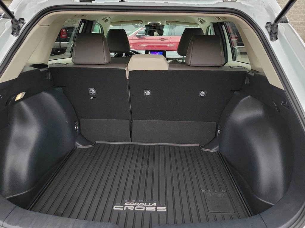 Used 2024 Toyota Corolla Cross XLE image 31