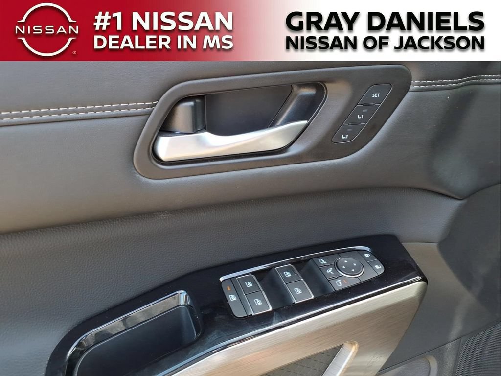 Certified 2025 Nissan Pathfinder Platinum FWD image 13