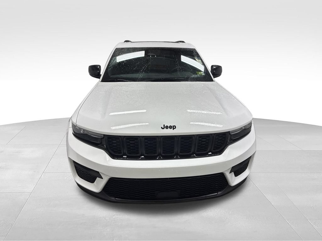 Used 2023 Jeep Grand Cherokee Altitude AWD/4WD image 3