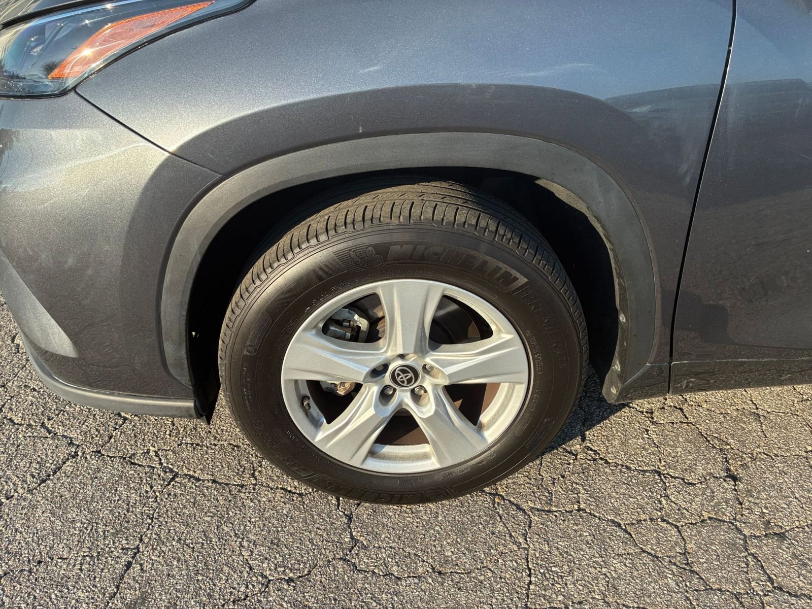 Used 2025 Toyota Highlander LE FWD image 31