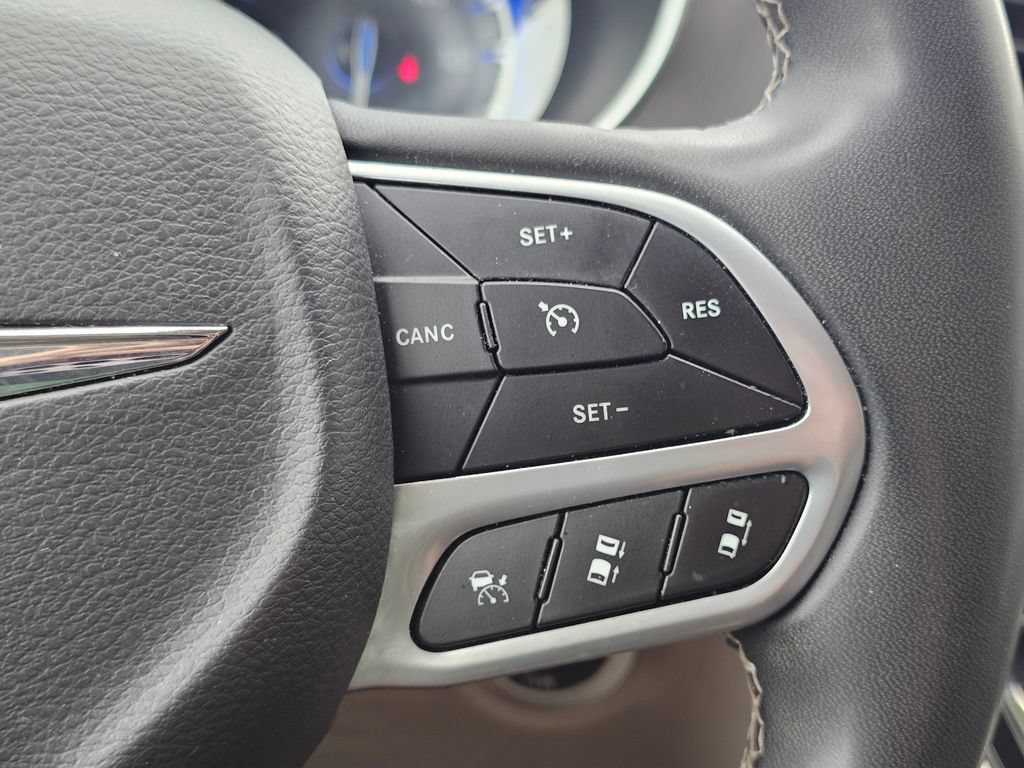 Used 2023 Chrysler Pacifica Touring-L FWD image 25