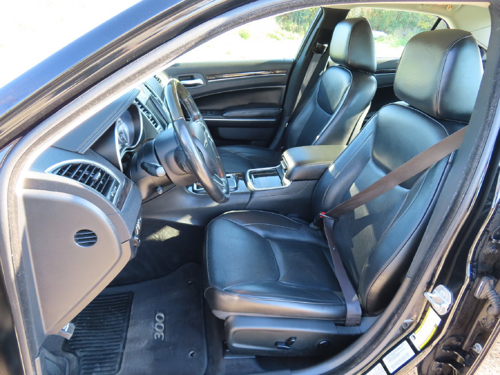 Used 2015 Chrysler 300 C RWD image 19