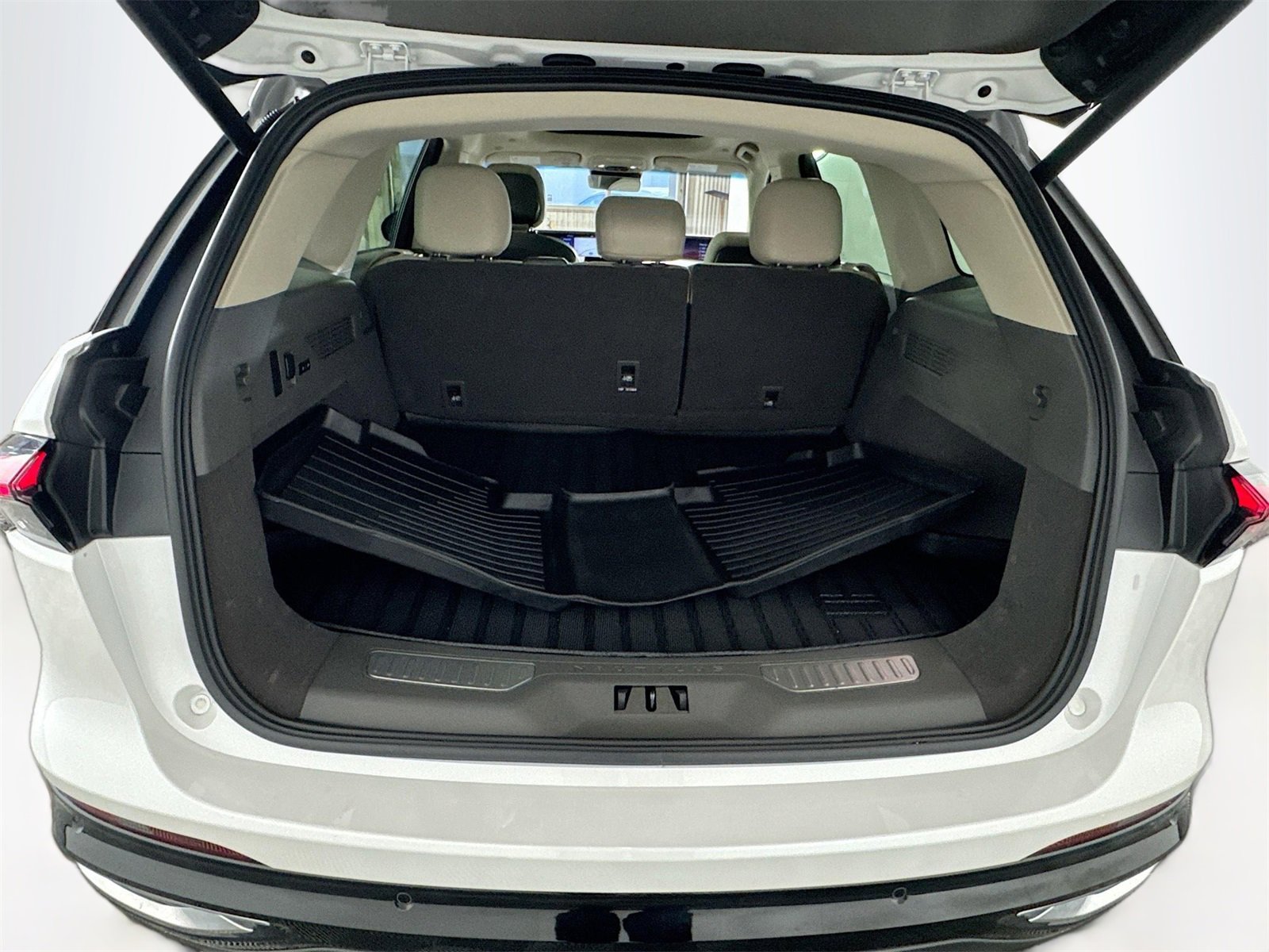 Used 2024 Lincoln Nautilus Premier w/ Equipment Group 102A image 24