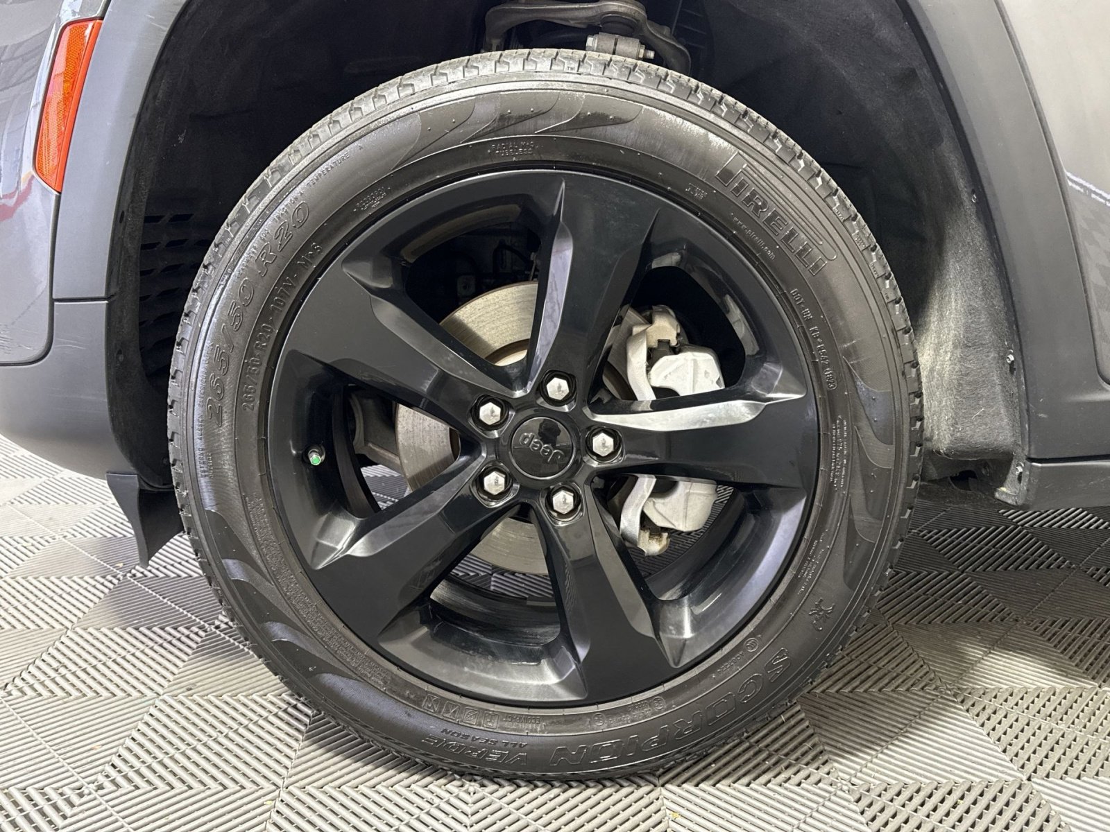 Used 2023 Jeep Grand Cherokee Limited w/ Black Appearance Package image 12