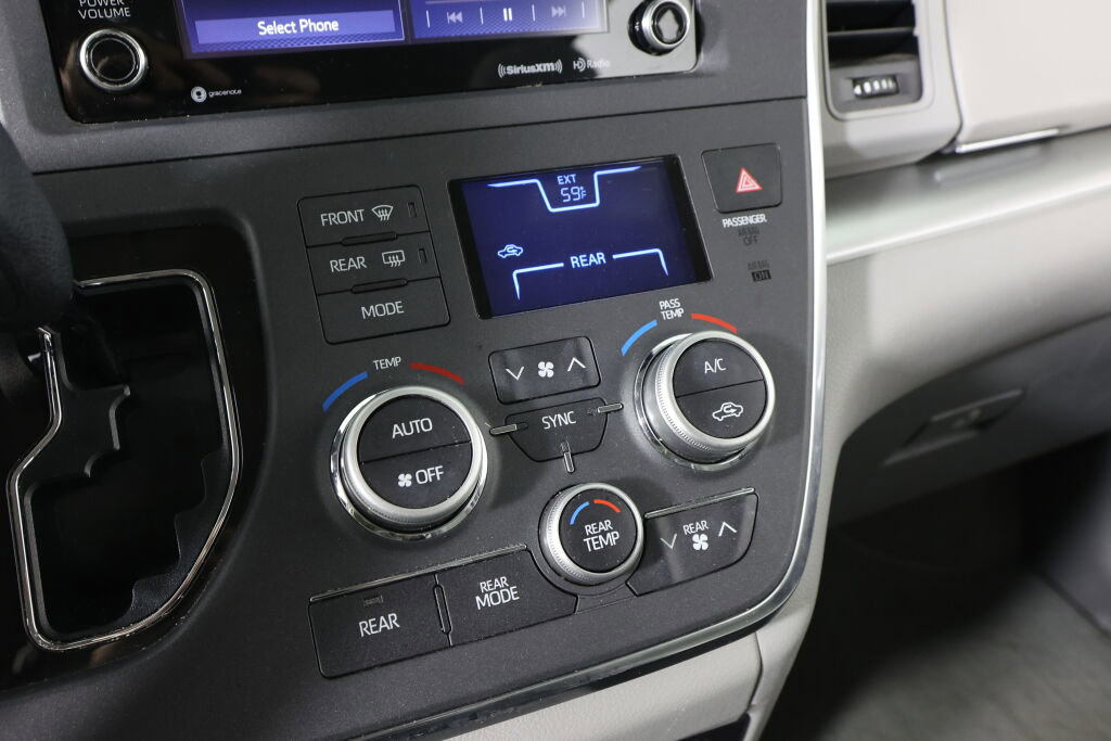 Used 2018 Toyota Sienna LE FWD image 33